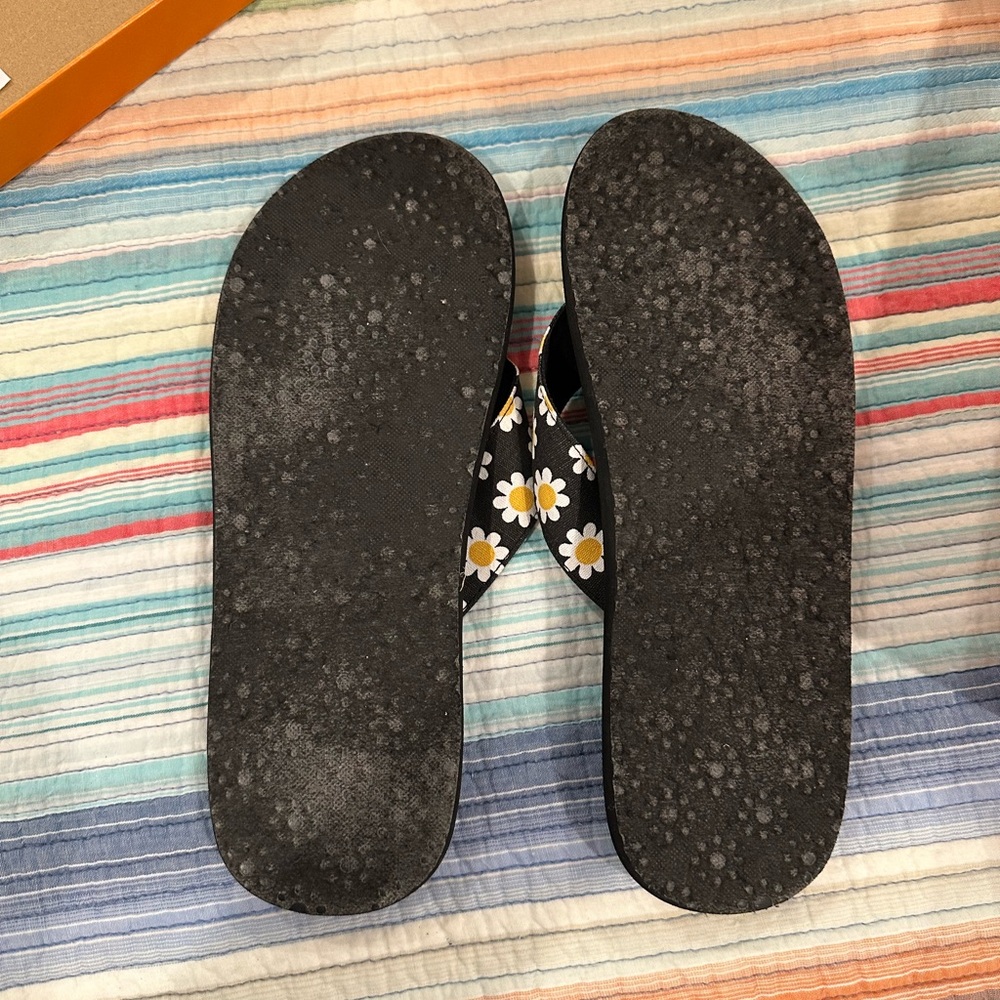Rocket Dog Black Daisy Sandals - Picture 3 of 7